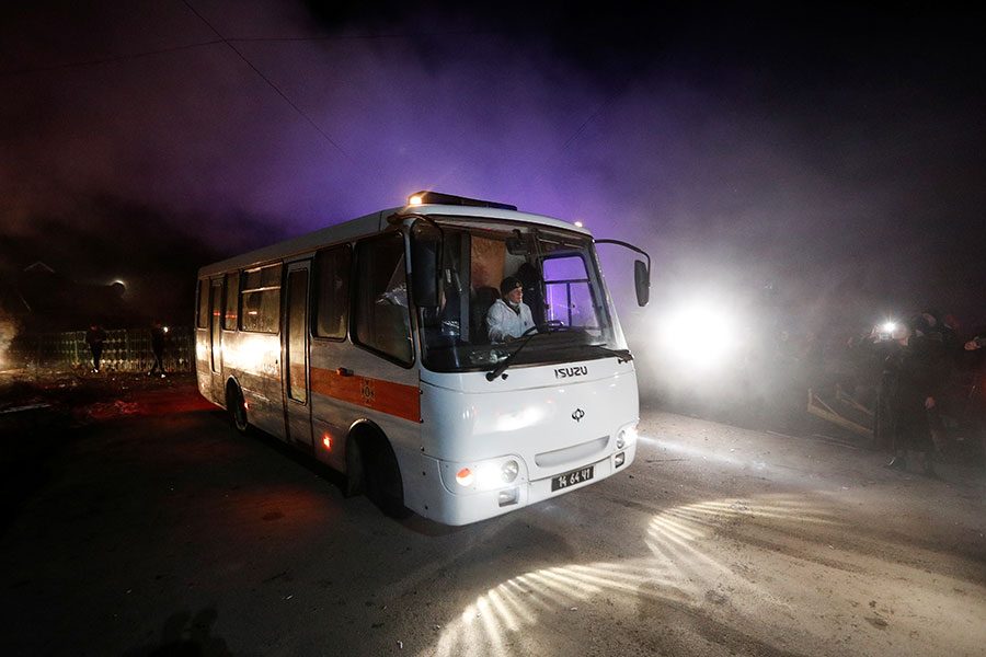Несмотря на протесты, семь автобусов с эвакуированными проехали на территорию санатория
&nbsp;