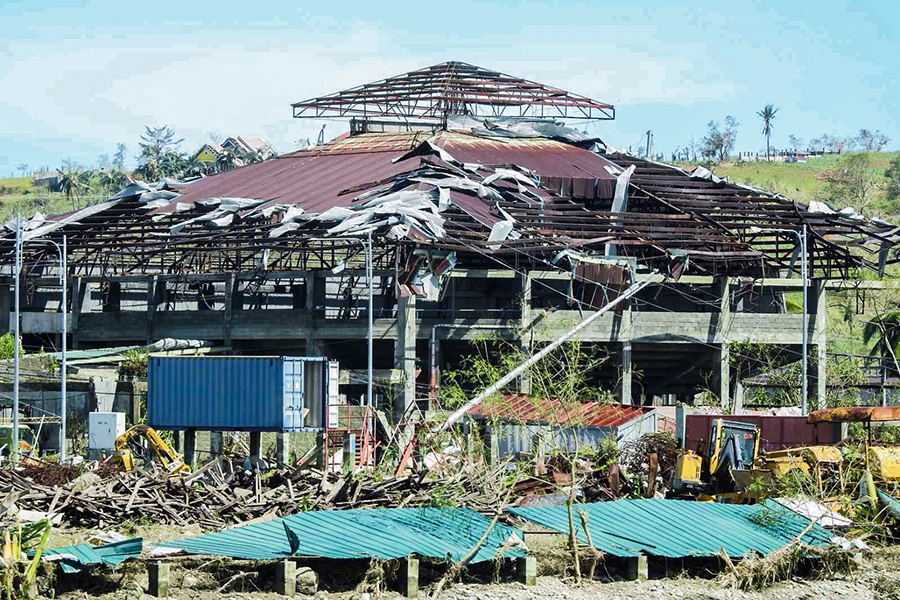 Фото 17 декабря, показывающее разрушения в районе аэропорта в провинции Северный Суригао