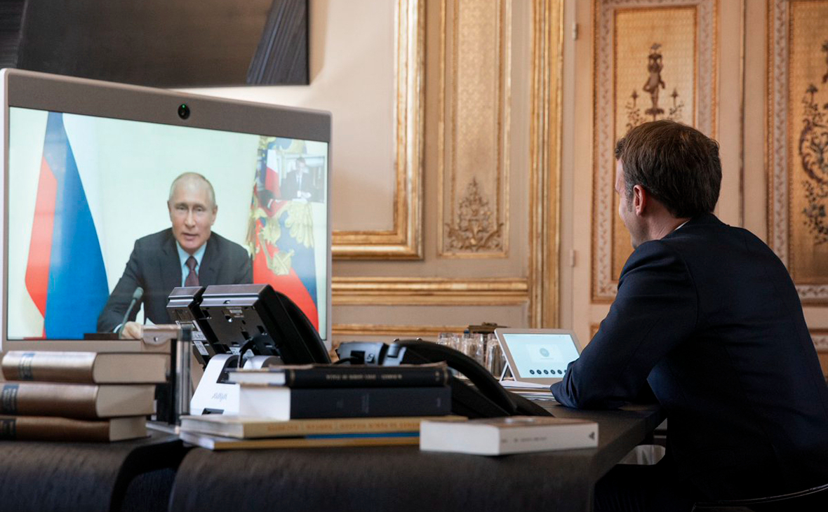 Владимир Путин (на экране) и&nbsp;Эмманюэль&nbsp;Макрон
