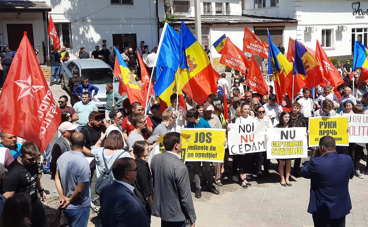 Участники митинга в поддержку Игоря Додона в Кишиневе
