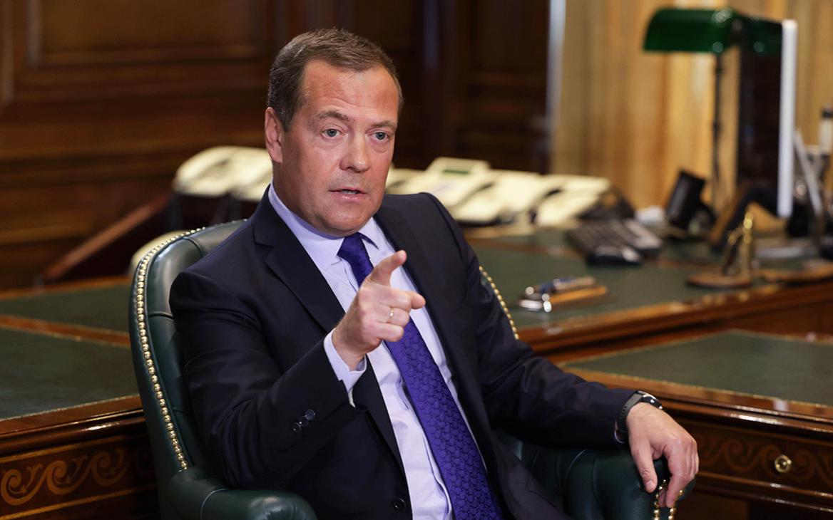 Медведев объяснил превращение из либерала в «ястреба»