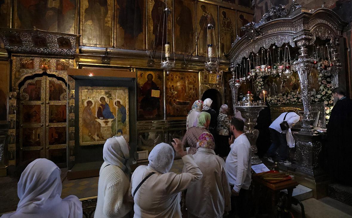 Синод РПЦ поблагодарил Путина за возвращение Троицы и раки Невского