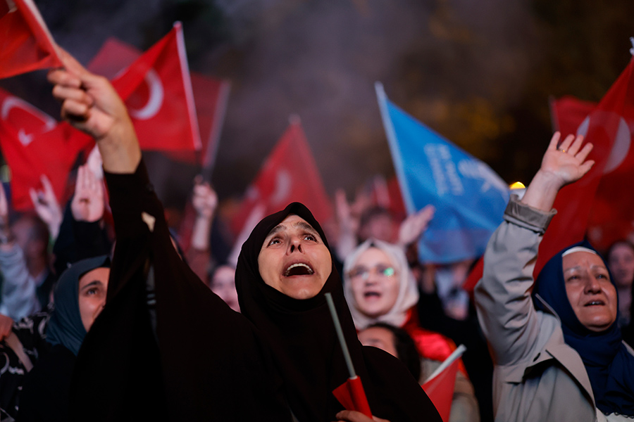 Люди возле штаба Партии справедливости и развития в Стамбуле