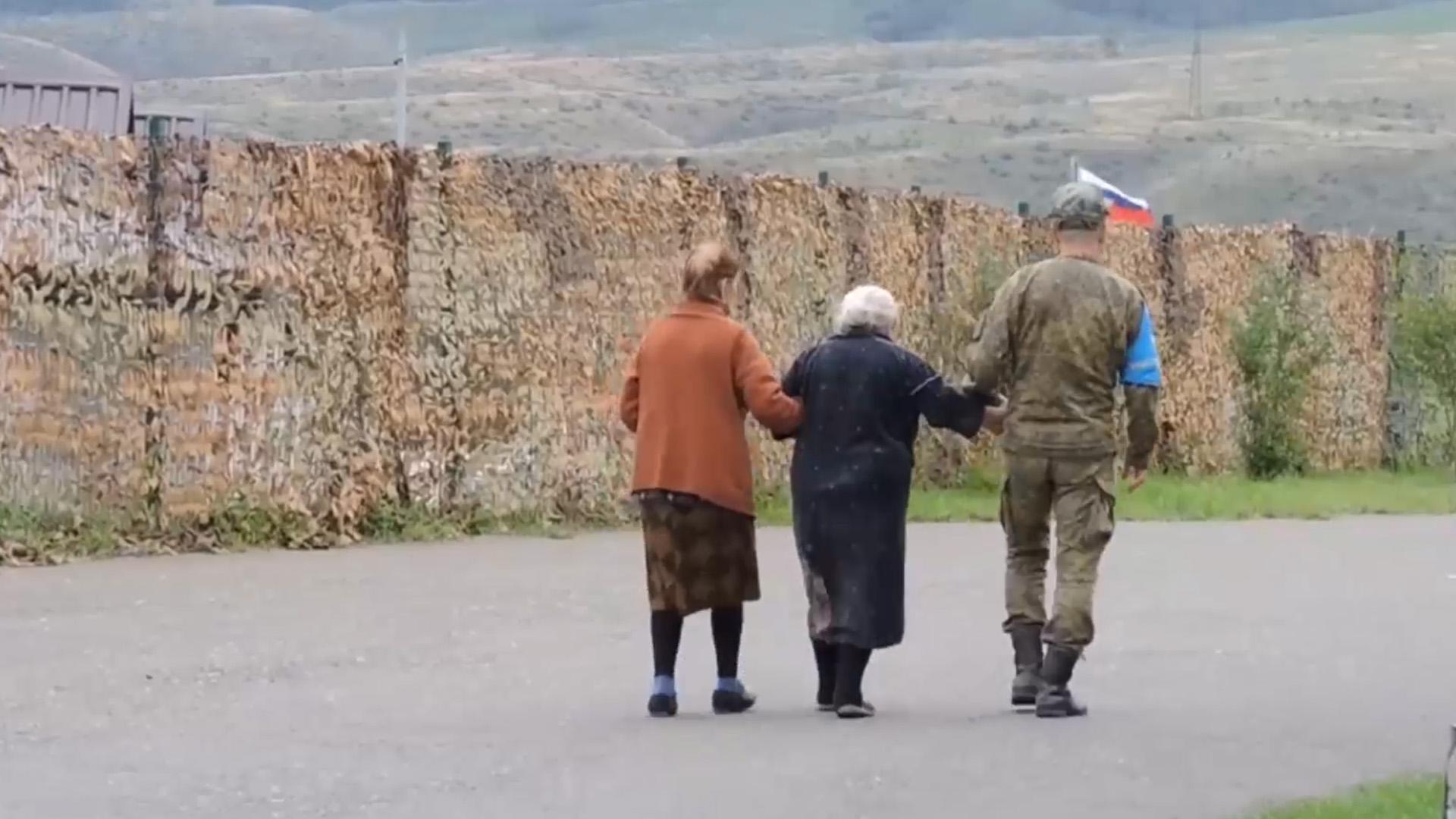 Как беженцев из Карабаха разместили на базе российских миротворцев