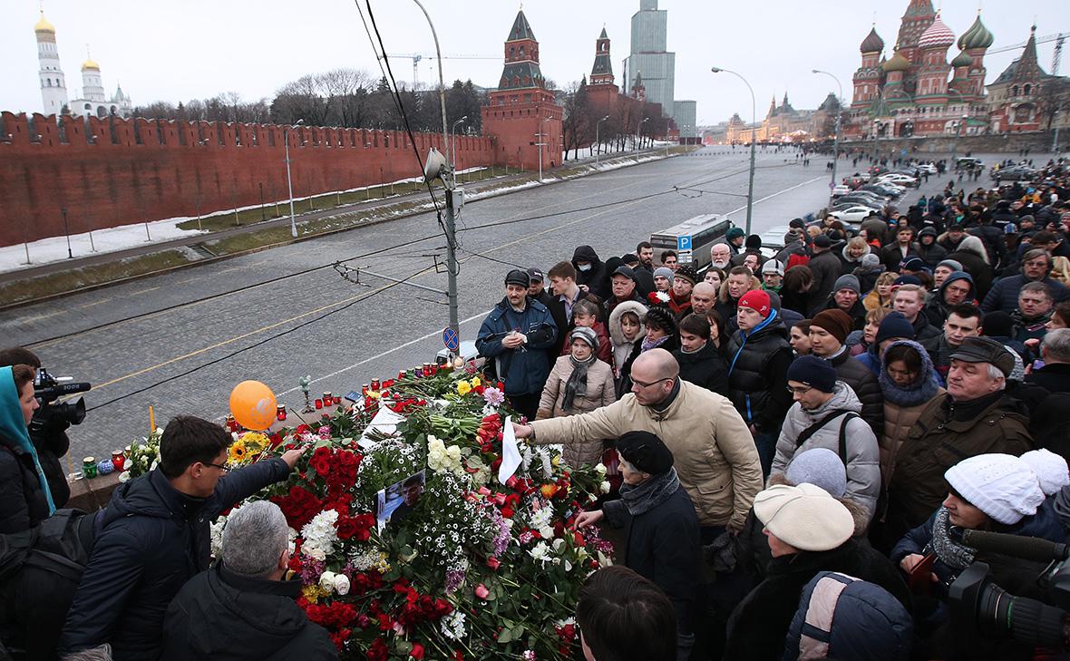 Горожане возлагают цветы на месте убийства Бориса Немцова, 2015 год