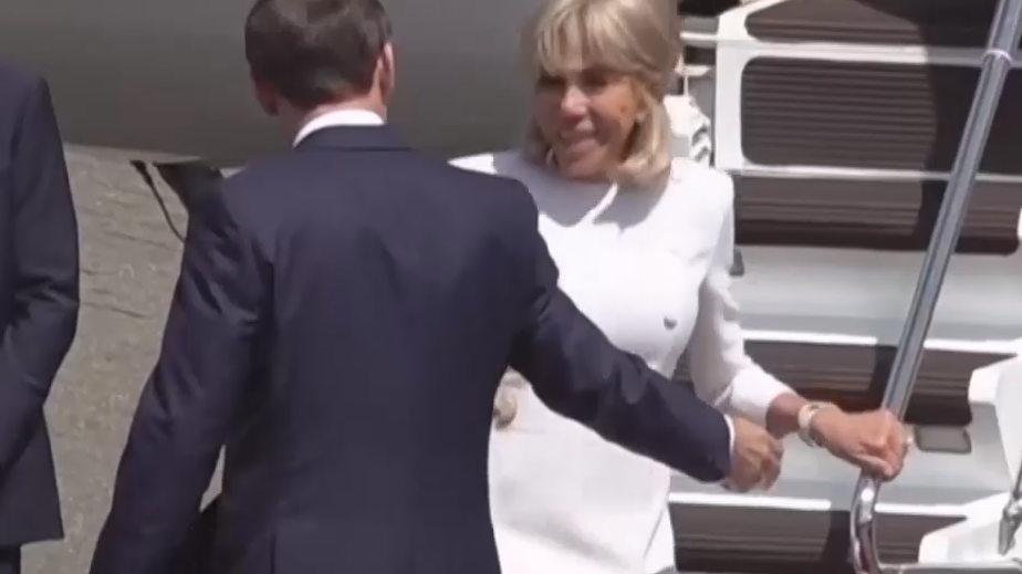 Жена Макрона не приняла протянутую ей для спуска с трапа руку мужа. Видео