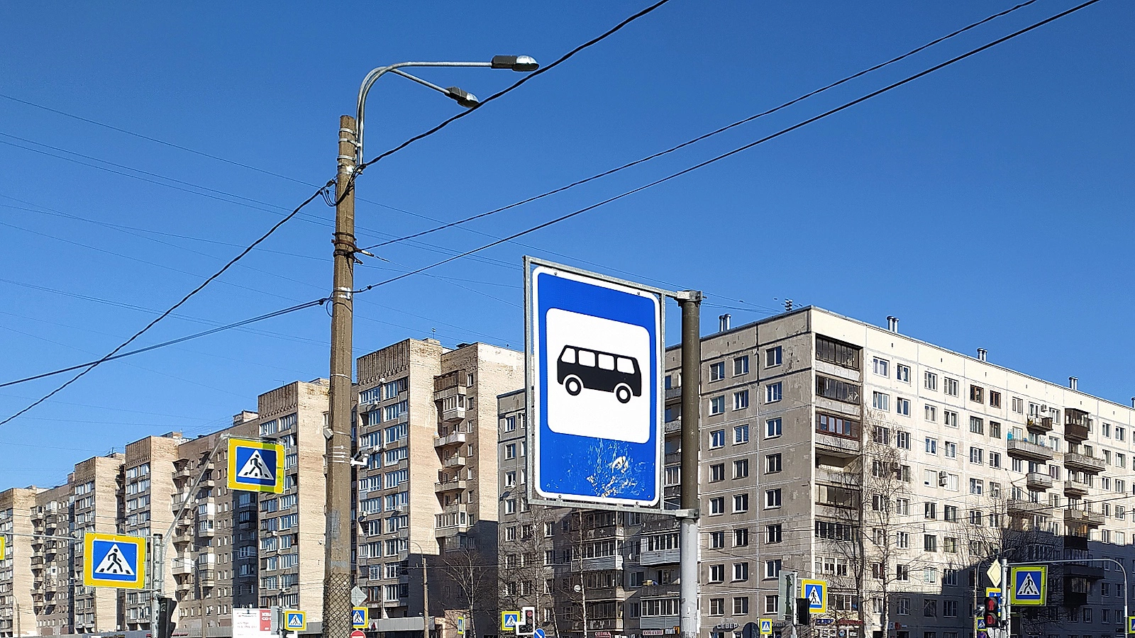 В Санкт-Петербурге девочка получила удар током на автобусной остановке