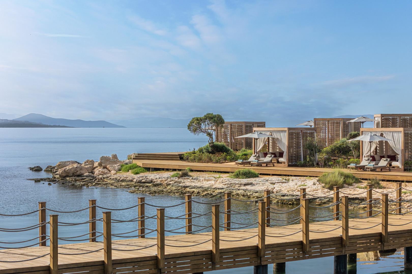 Кабинки на пляже отеля Anda Barut Collection