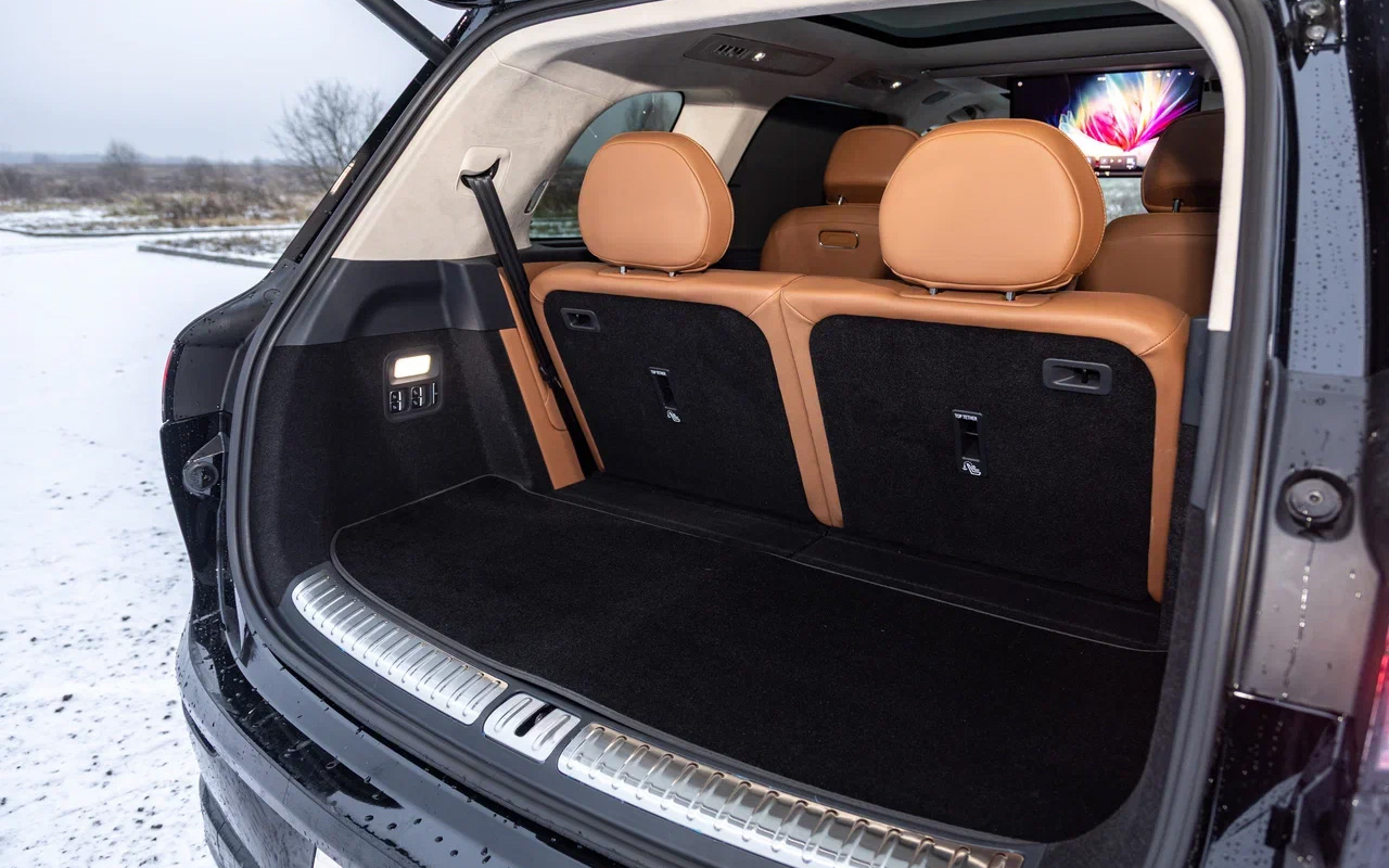 Помимо клавиш управления сиденьями в багажнике&nbsp;Voyah Taishan есть кнопка облегчения погрузки-выгрузки. Она заведует высотой впевмоподвески