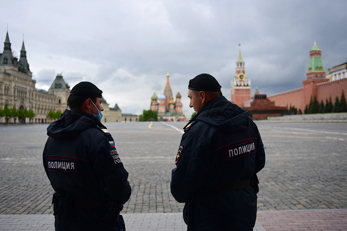 Сотрудники полиции на службе на Красной площади в Москве