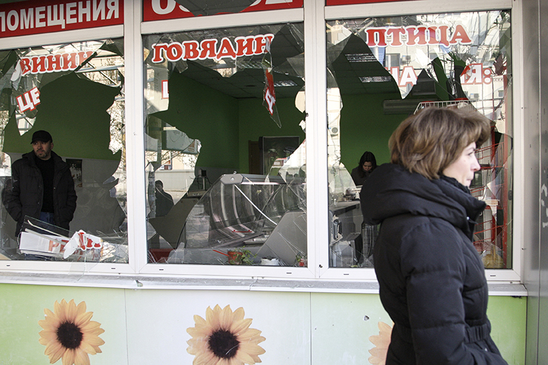 У витрины магазина в Донецке.