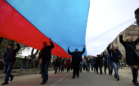 Жители Симферополя с Российским флагом, фото 2014г.