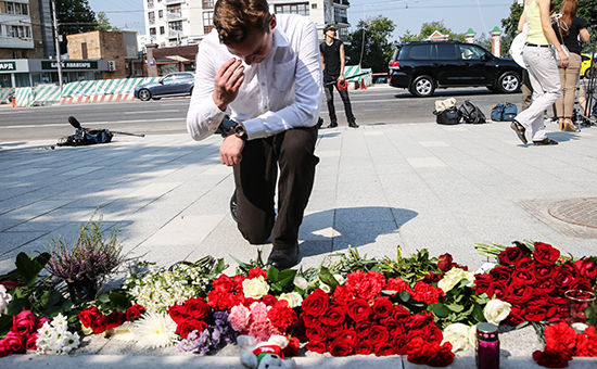 Москвичи возлагают цветы у посольства Франции в&nbsp;память о&nbsp;погибших в&nbsp;результате&nbsp;теракта в&nbsp;Ницце
