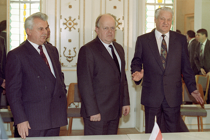 Леонид Кравчук, Станислав Шушкевич и&nbsp;Борис Ельцин после&nbsp;подписания соглашения (слева направо). 8 декабря 1991 года

