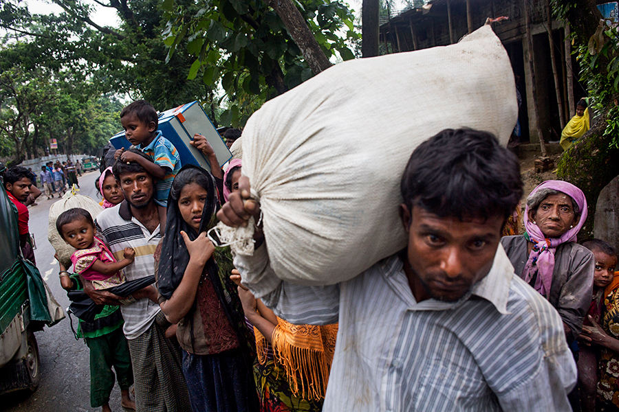 В ответ на прибытие тысяч беженцев власти Бангладеш усилили контроль на границе и на некоторое время закрыли ее, сообщило &laquo;РИА Новости&raquo;. Однако, по данным ООН, в последние дни пограничники начали пропускать людей из Мьянмы.
