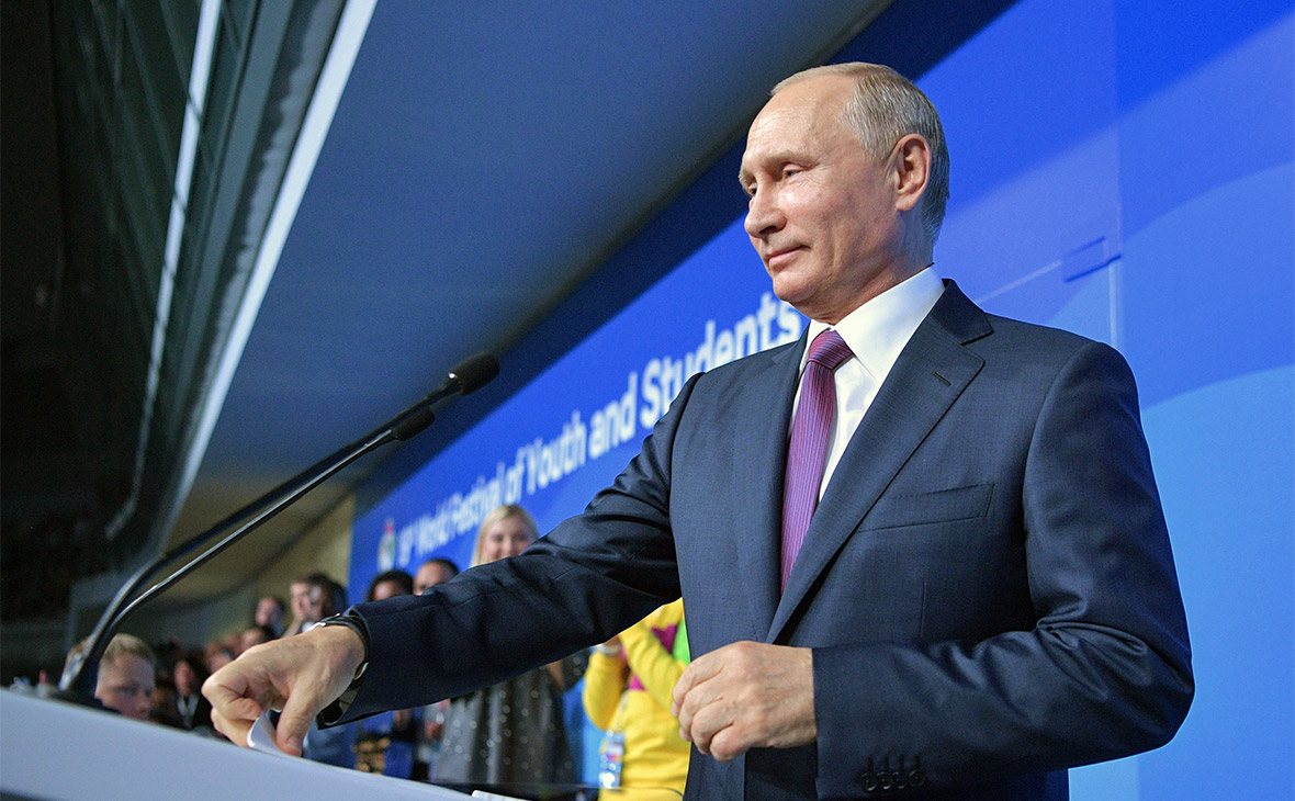 Владимир Путин выступает во время церемонии открытия XIX Всемирного фестиваля молодежи и студентов


