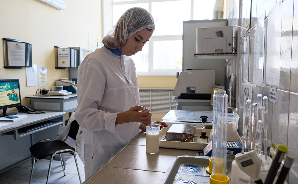 Сотрудница лаборатории проводит экспертизу молока на заводе Danone. 2015 год