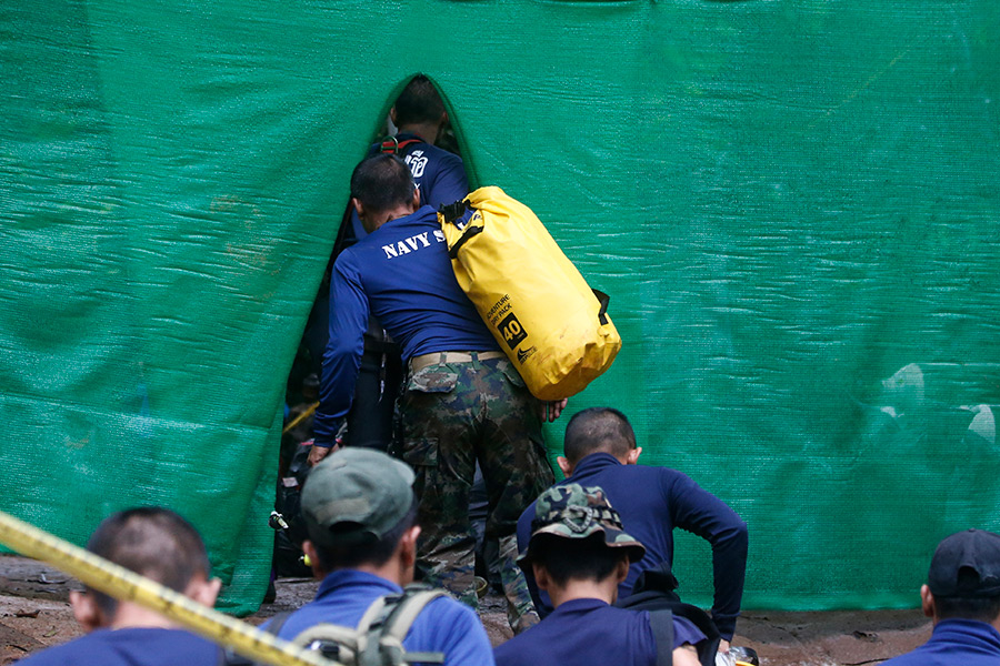 Спасатели готовят оборудование и персонал для начала эвакуации