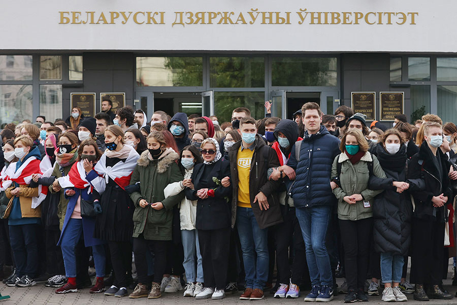Как пишет Nexta, студенты собрались&nbsp;возле здания Белорусского государственного университета (БГУ). После того&nbsp;как протестующие перекрыли дорогу у главного корпуса, приехал ОМОН и начались задержания&nbsp;