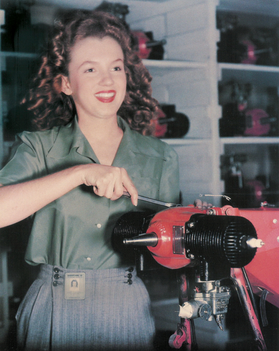 Норма Джин Догерти позирует для фотографов на&nbsp;первой фотосессии на&nbsp;авиационном заводе фирмы Radioplane Co., где она работала до того, как начала карьеру модели, а затем стала известной на весь мир киноблондинкой.&nbsp;Конкретно за этот сеанс фотографирования ей заплатили $5. Это был 1945 год