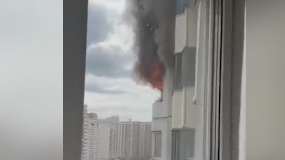 Кадры пожара в многоэтажном доме в Красногорске