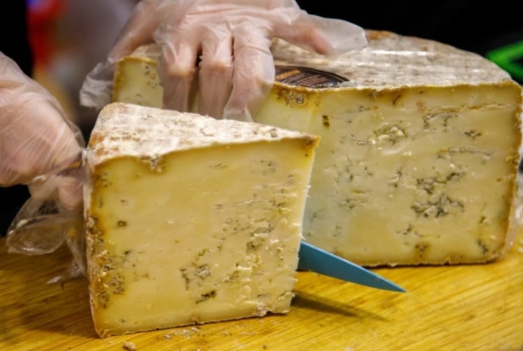 В Тюмени на «Михайловском рынке» изъяли запрещенный в России сыр