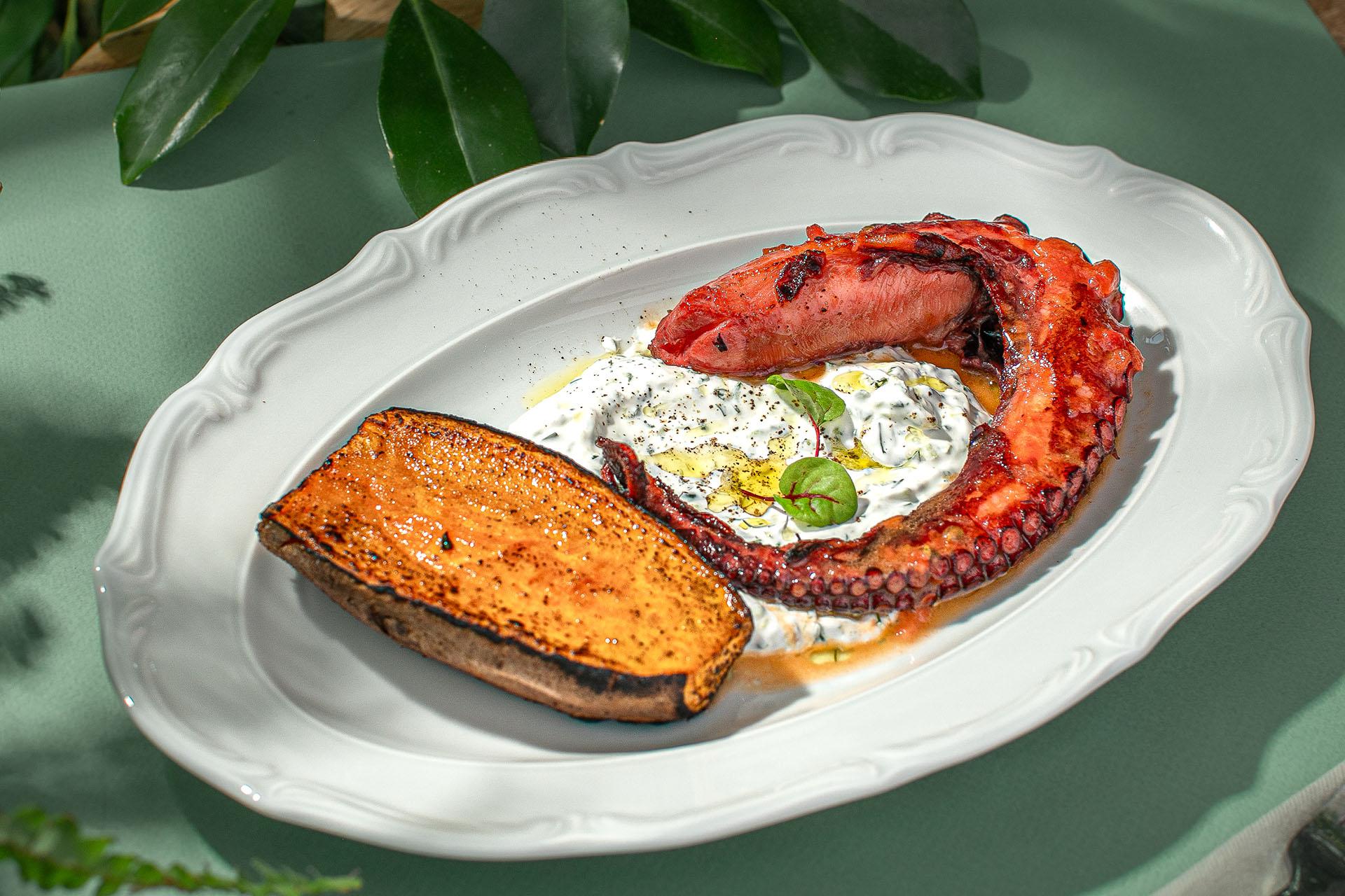 Осьминог, запеченный батат, соус дзадзики