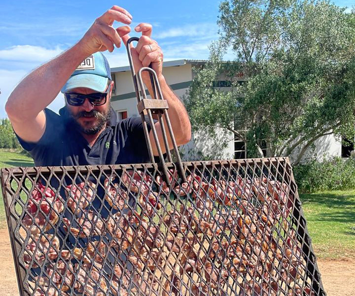 Марк жарил их сам на самодельном гриле, который сварганил из металлической бочки, разрезанной вдоль пополам