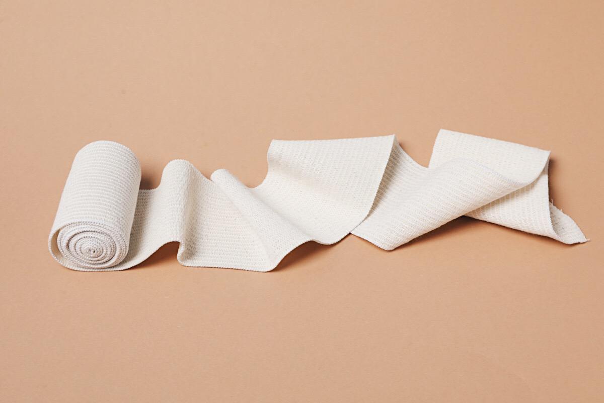 Оберните место ушиба эластичной повязкой