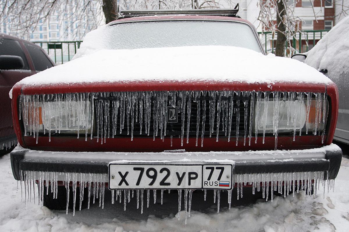 Автомобиль, покрытый льдом, на одной из улиц города, 27 декабря 2010 года