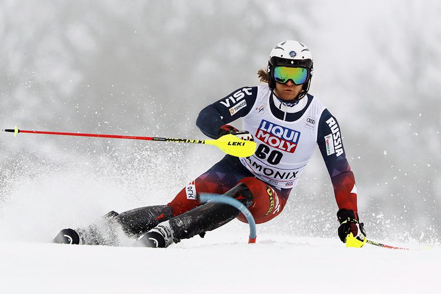 Семен Ефимов из России в действии во время соревнований по горнолыжному спорту Audi FIS в рамках Кубка мира по горнолыжному спорту среди мужчин в Шамони, Франция, 31 января 2021 года