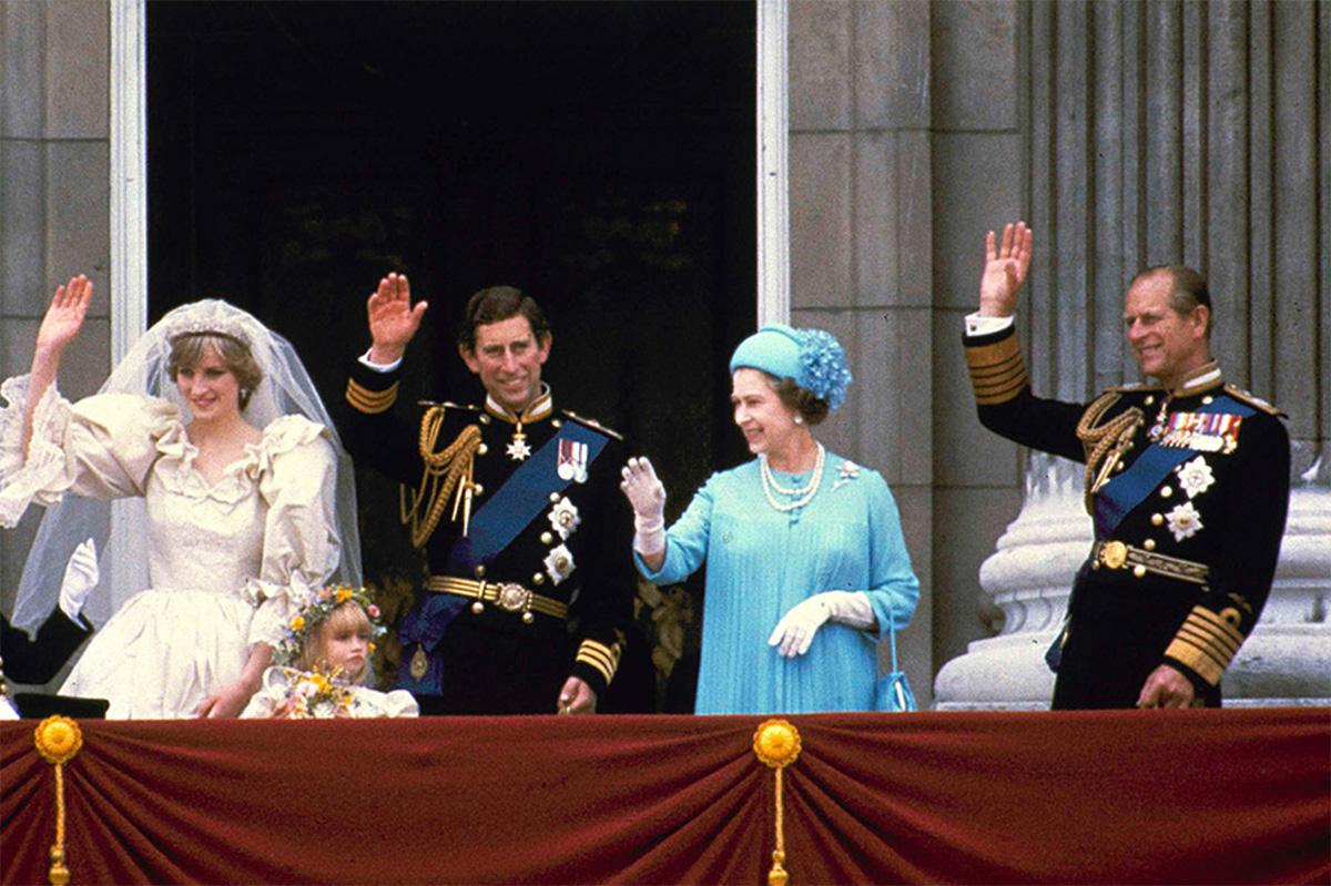 День свадьбы Чарльза и Дианы (оба на балконе слева; справа — королева Елизавета II и принц Филипп). 29 июля 1981 года