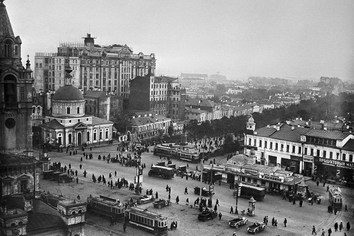 1925&nbsp;г. СССР, Москва. Тверской бульвар (в центре) и жилой дом в Большом Гнездниковском переулке со смотровой площадкой на крыше (слева на дальнем плане).