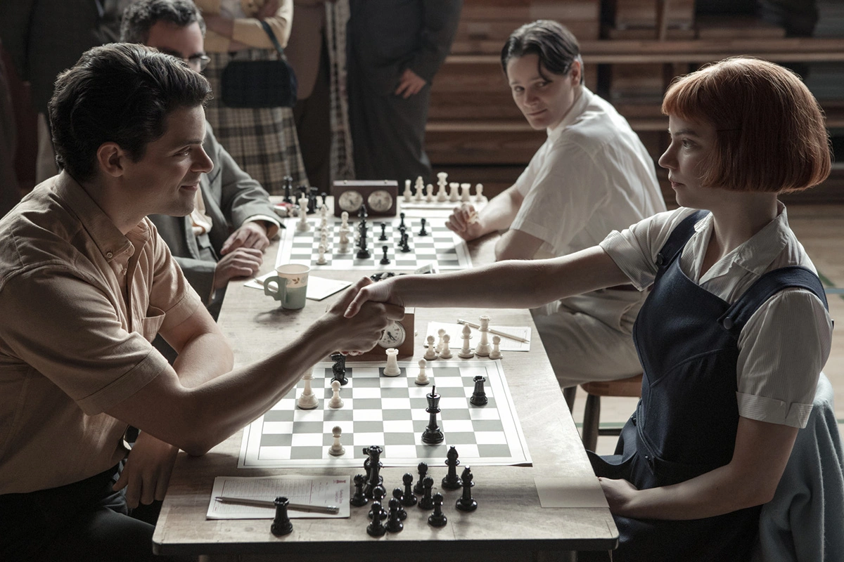 Кадр из сериала «Ход королевы»