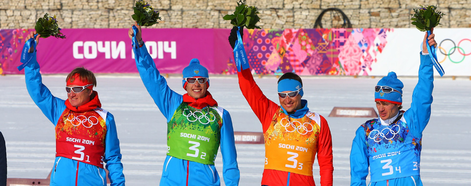 Российские лыжники Дмитрий Япаров, Александр Бессмертных, Александр Легков и Максим Вылегжанин, занявшие второе место в эстафете на Олимпиаде 2014 года в Сочи