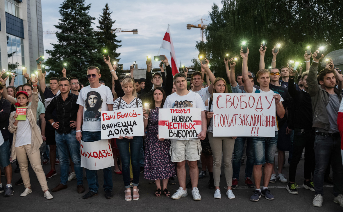 Протест&nbsp;у здания Белорусской национальной государственной телерадиокомпании в Минске