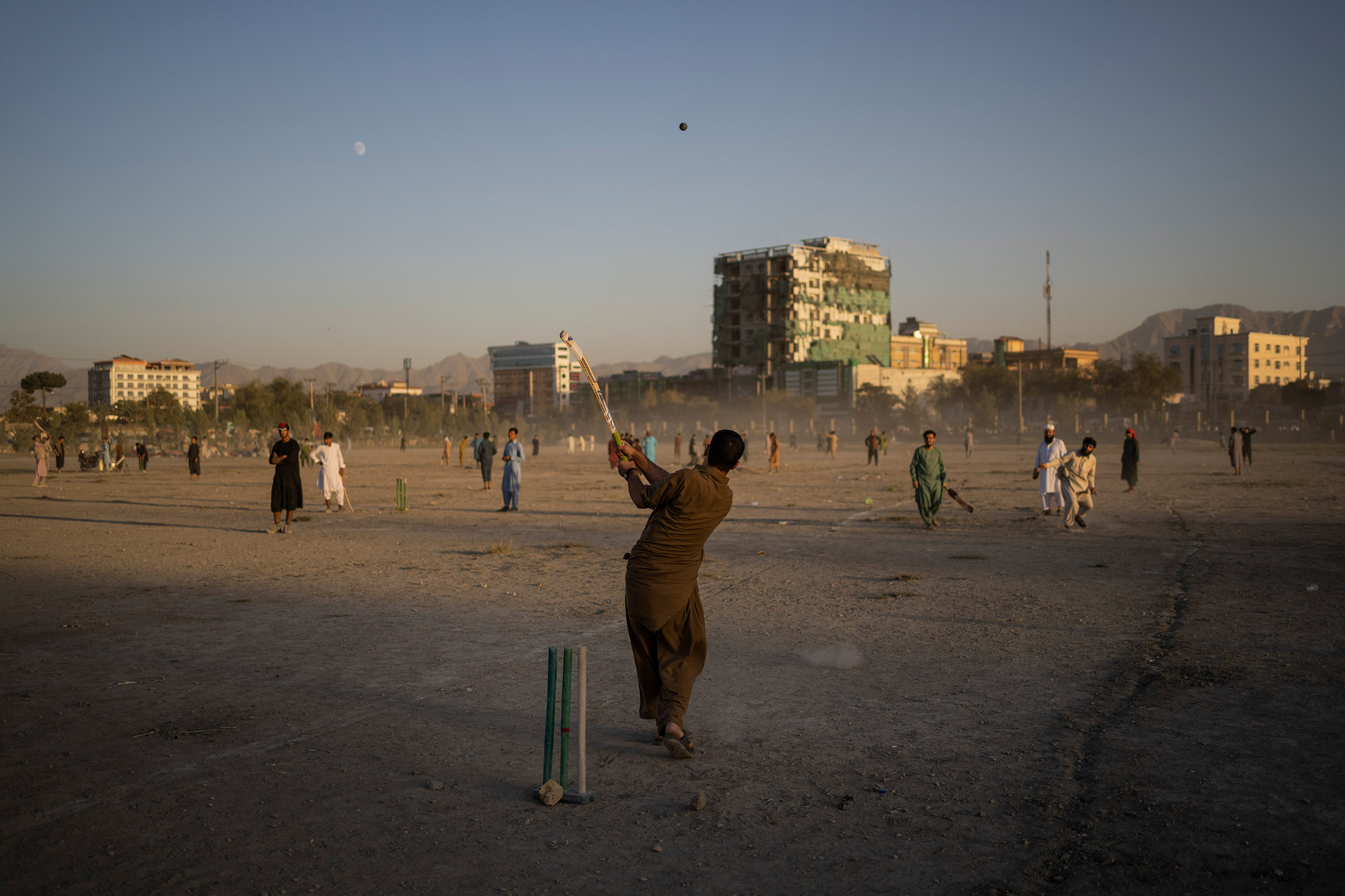 На фото:  жители Кабула играют в крикет в парке Чаман-э-Хозори

Во время прошлого правления &laquo;Талибана&raquo; практически все виды спорта в Афганистане были запрещены, но в 2000 году боевики разрешили проводить матчи по крикету. Этот вид соревнований в Афганистане популяризировали в XIX веке британцы, национальная федерация крикета появилась в стране в 1995 году, а через шесть лет уже при правлении талибов она присоединилась к Международному совету крикета. 3 сентября в Кабуле прошел первый с момента прихода боевиков матч по крикету. На трибунах присутствовали четыре тысяч&nbsp;зрителей, среди них не было ни одной женщины