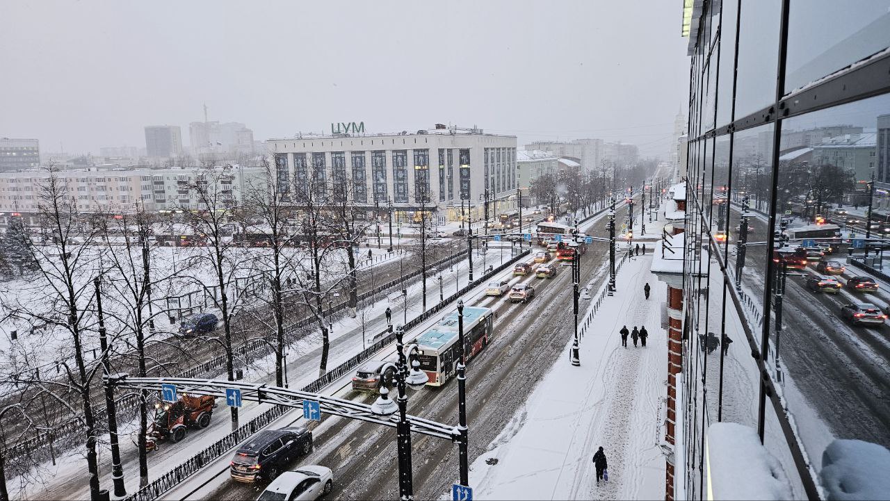 Пермь встала в девятибалльных пробках из-за сильнейшего снегопада