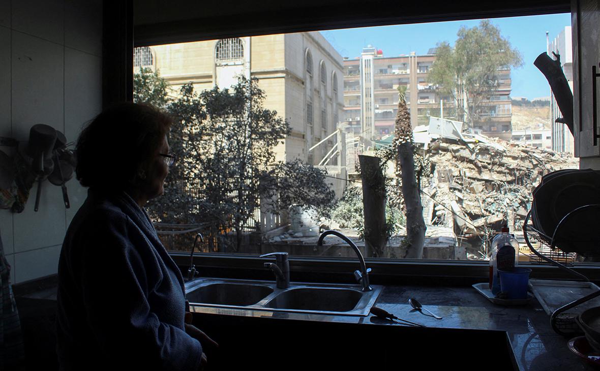 Вид на разрушенное здание консульства Ирана в Дамаске