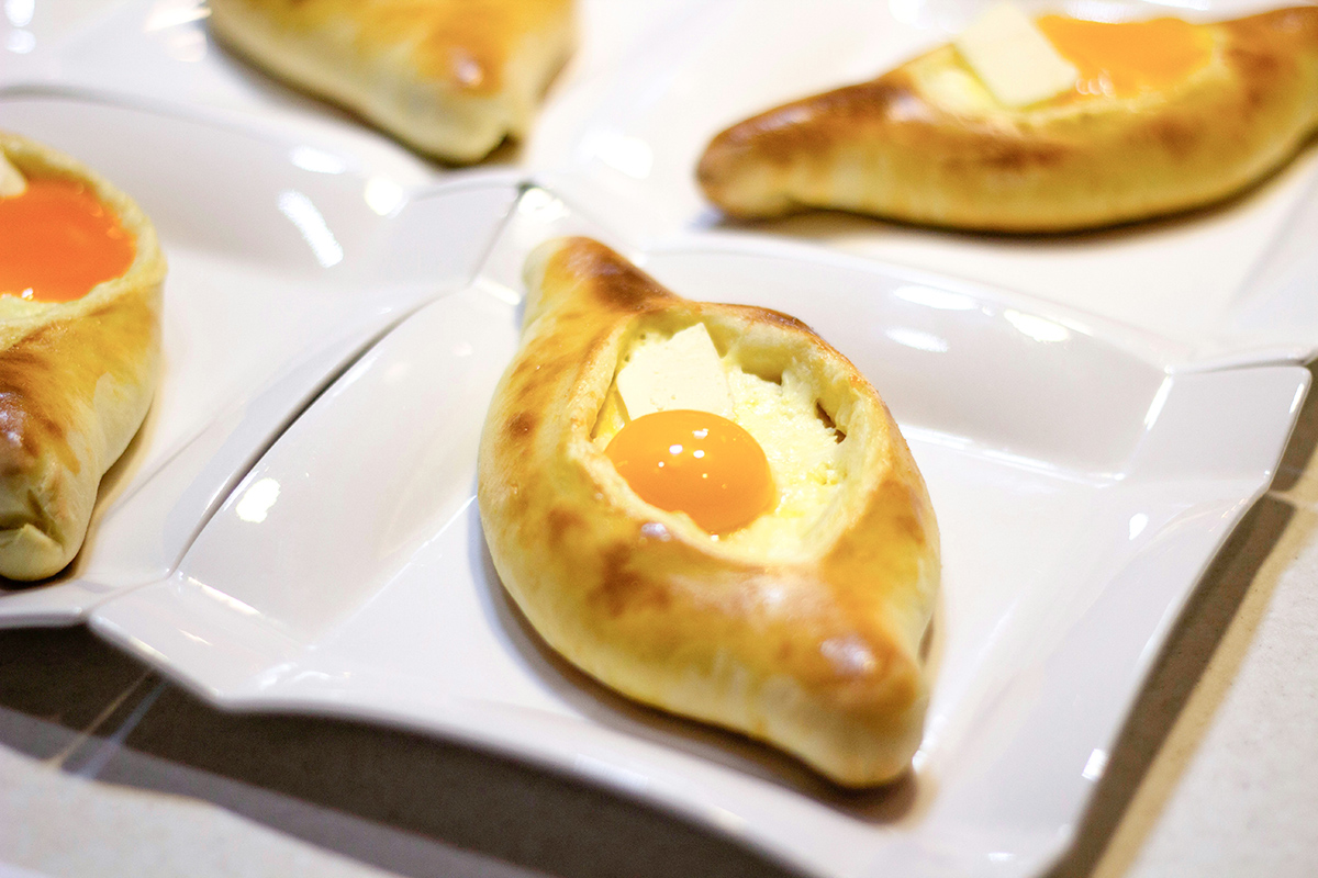 Сегодня рестораны грузинской кухни в Москве особенно востребованы. Они дарят жителям и гостям столицы то, чего так не хватает в ритме мегаполиса: искреннее тепло, шумное веселье, понятные каждому вкусы и ощущение праздника