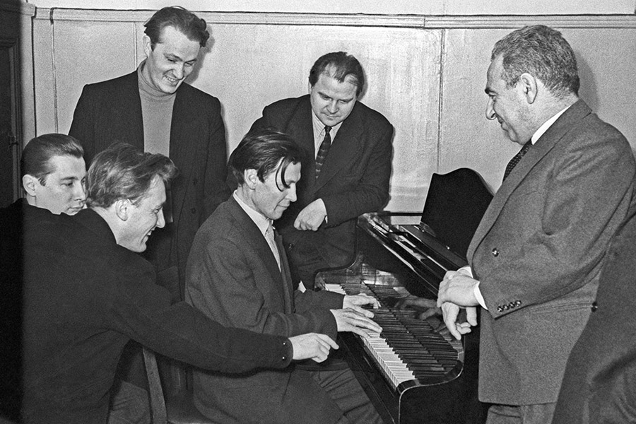 Москва. Композиторы (слева направо): Ростислав Бойко, Родион Щедрин, Андрей Эшпай, Александр Холминов, Тихон Хренников и Матвей Блантер. 1962 год

Следующей ступенью стала Московская государственная консерватория, где Щедрин учился параллельно на двух факультетах &mdash; на композиторском отделении теоретико-композиторского факультета у народного артиста СССР Юрия Шапорина и на фортепианном факультете у педагога Якова Флиера. В 1955 году с отличием окончил консерваторию по обоим направлениям. В 1959 году завершил обучение в аспирантуре консерватории, его руководителем был Юрий Шапорин.