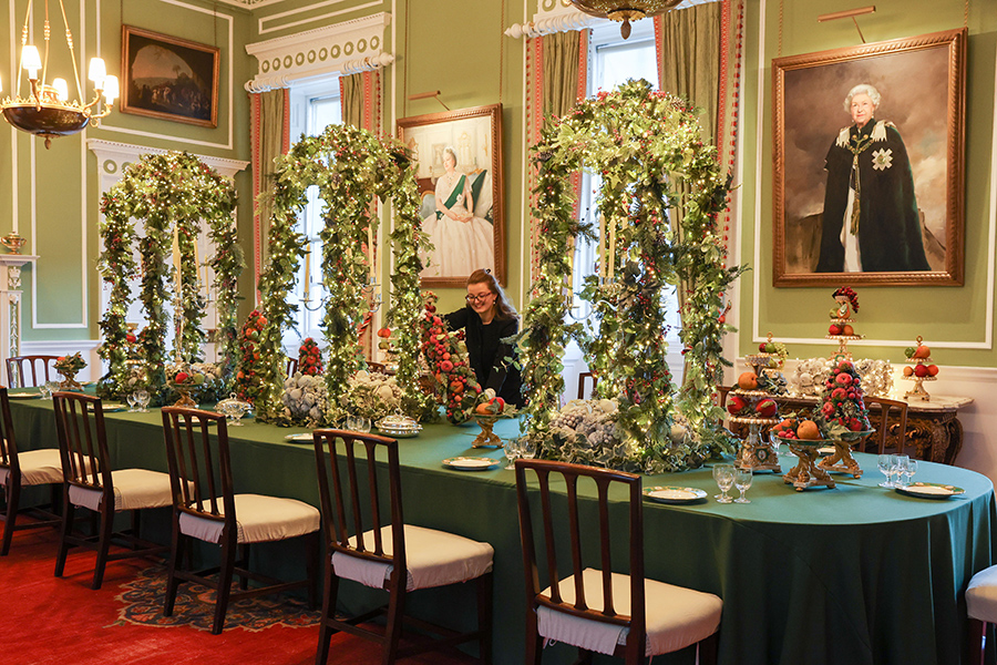 Украшения в столовой дворца.