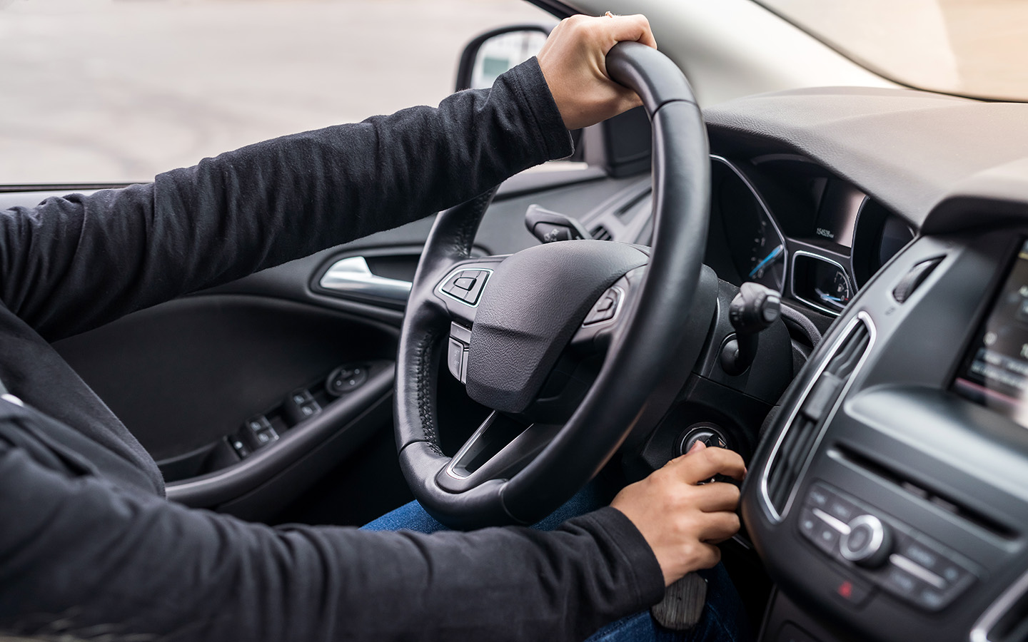 Часто для решения проблемы достаточно покачать руль из стороны в сторону, одновременно без чрезмерных усилий поворачивая ключ в замке зажигания