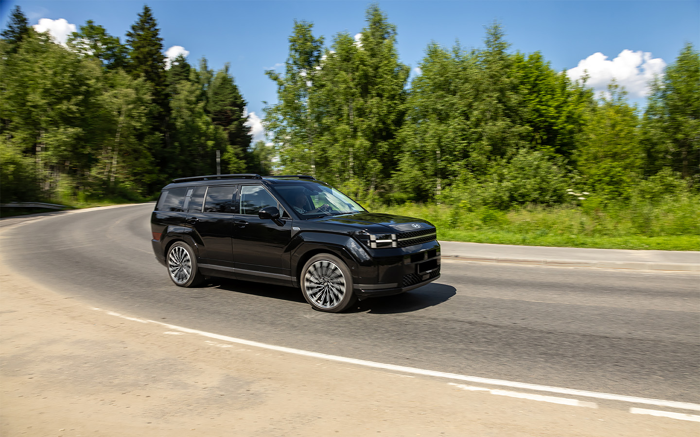 На виражах новый Hyundai Santa Fe не пытается заигрывать в спорт даже в самом динамичном режиме: крены кузова напомнят, что пора сбавить ход