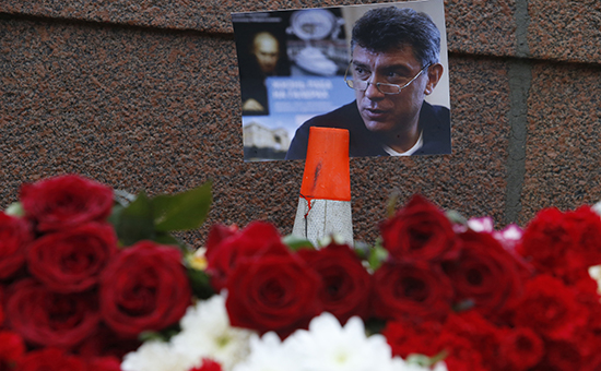 Цветы на месте убийства политика Бориса немцова