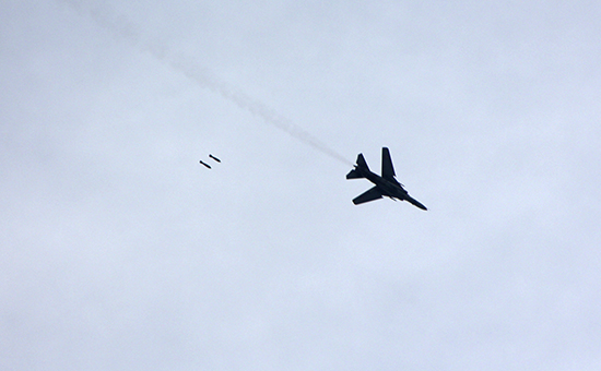 Военный самолет в небе над Сирией (январь 2015 года)