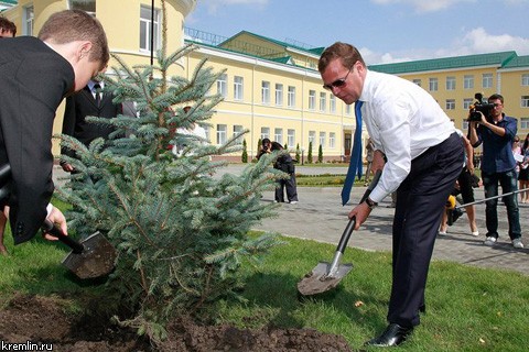 Д.Медведев и В.Путин провели уроки в школах