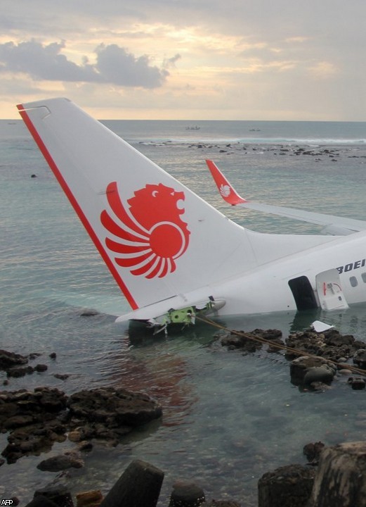 Пассажирский самолет потерпел крушение у берегов Бали