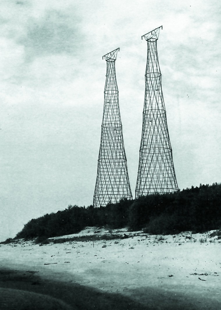 Шуховская башня на ОкеПостроена в 1929 г.Эта 128-метровая конструкция - единственная в мире опора для линии электропередачи в виде сетчатой оболочки. Ее построили через семь лет после телебашни на Шаболовке в Дзержинске на левом берегу Оки. Изначально опор ЛЭП было больше: для перевода через реку электричества построили шесть гиперболоидных башен - парами по 128, 68 и 20 м. Когда маршрут ЛЭП изменился, ненужные башни высотой 68 и 20 м демонтировали и пустили на металлолом. Две оставшиеся по 128 м защитили в 1997 г. внесением в список объектов культурного наследия. 
