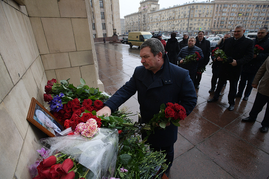 Москвичи несут цветы к зданию МИД России


